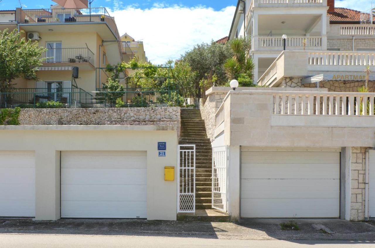 Apartment With A Sea View Terrace, Ciovo Near Трогир Экстерьер фото